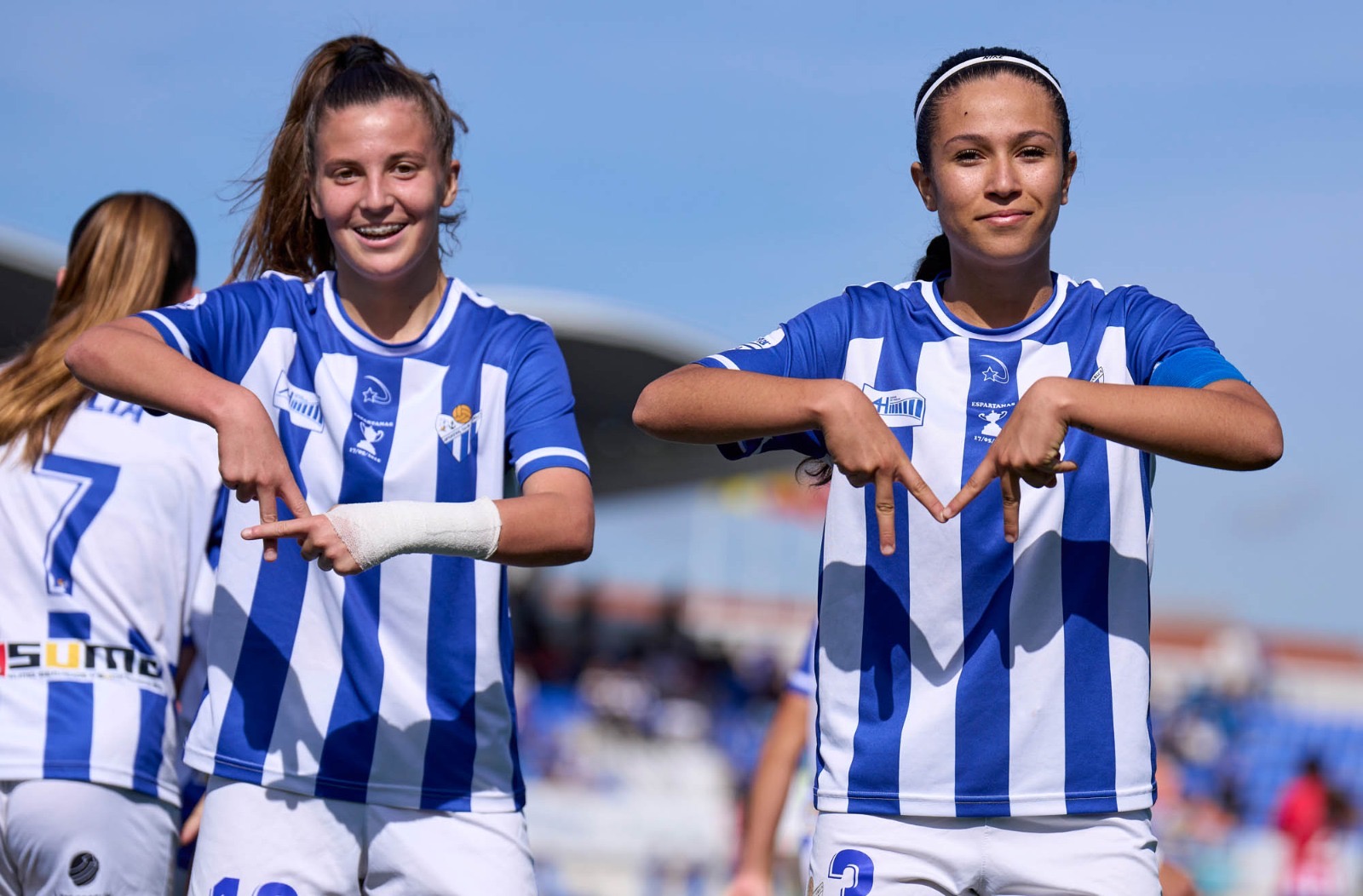 María Carvajal y Paula Albarrán celebrando un gol. 