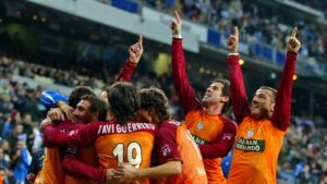 los-futbolistas-del-recre-senalan-al-cielo-en-el-partido-ante-el-madrid-de-la-temporada-2006--twitter-recreoficial