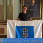 La alcaldesa de Huelva entrega a Davinchi una bandera de la ciudad como símbolo de apoyo y orgullo onubense